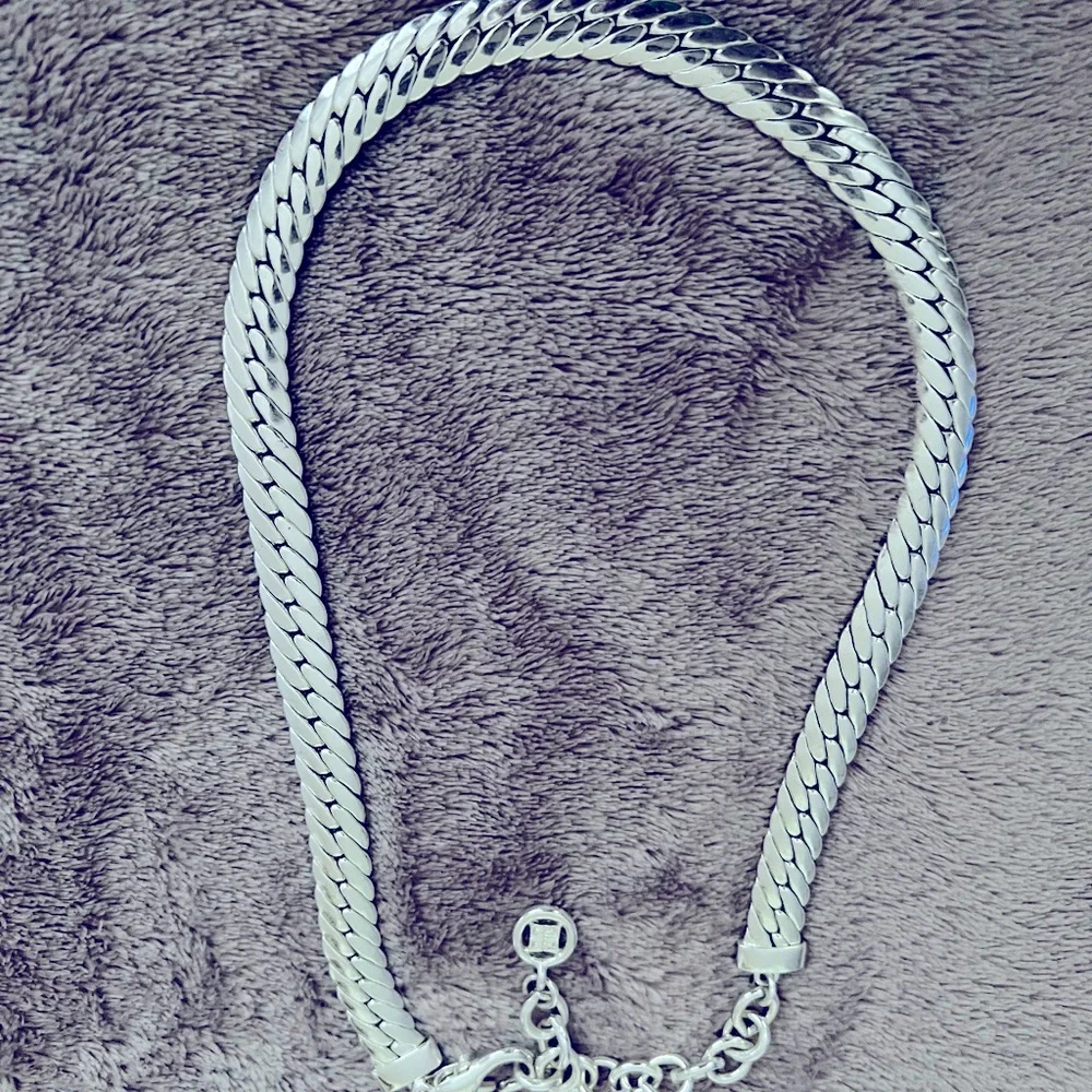 Women’s necklace costume jewelry. - Picture 2 of 3
